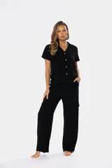 Pantalón cargo de lino color beige, de corte ancho y silueta relajada, con bolsillos laterales tipo cargo y cintura con trabillas.