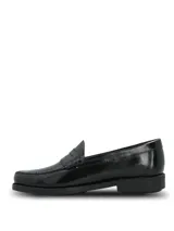 Mocasines tipo slip-on de cuero negro con acabado brillante, diseño clásico con banda frontal y suela de poliuretano con tecnología Bounce para mayor confort y absorción de impactos.