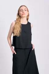 Top negro sin mangas de lino con botones decorativos en los laterales.