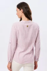 Camisa rayada de manga larga con cuello mao y cierre frontal de botones. Confeccionada en mezcla de lino y algodón.