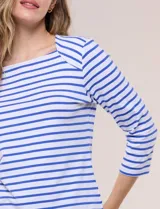Remera semi entallada de algodón con elastano, con estampado de rayas horizontales blancas y rosadas, escote bote y mangas tres cuartos de corte raglán.