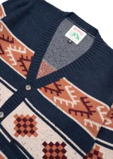 Cardigan tejido en lana y acrílico con diseño geométrico en frente y espalda y dos bolsillos delanteros.