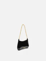 Cartera Le Petit Bisou Chaine de Jacquemus de cuero rojo, con silueta curva, correa de cadena dorada y logotipo metálico frontal.