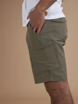 Bermuda técnica color verde oliva, confeccionada en 94% nylon y 6% spandex.