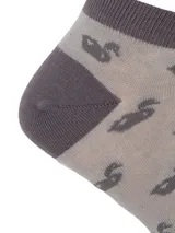Medias cortas de fibra de bambú en color gris, con estampado de patos en tono oscuro y puntera, talón y puño en gris oscuro.