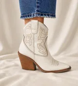 Bota corta estilo texana color marrón con detalles de costuras y cierre lateral.
