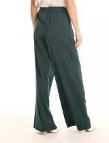 Pantalón palazzo de satén con tiro alto, pretina con pasadores, cierre y botón frontal, y elástico en la parte trasera. Cuenta con bolsillos laterales verticales.