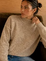 Sweater polera marrón de punto con diseño de flores bordadas al tono en el frente y las mangas.