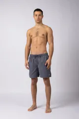 Short de baño color marrón rojizo, con cintura elastizada y cordón de ajuste. Presenta un pequeño parche con logo en la parte inferior izquierda.