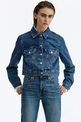Jean de tiro alto y pierna recta confeccionado en denim de algodón con un leve porcentaje de stretch, de cinco bolsillos y diseño clásico en color azul con efecto deslavado.