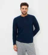 Camisa de pijama de plush color azul marino, de manga larga, con cuello redondo y cierre frontal parcial con tres botones.