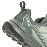 Championes de trekking Adidas Terrex Tracefinder 2 W, color verde grisáceo con detalles en gris claro y cordones en tono lavanda. Presentan una suela robusta y tecnología Lightmotion.