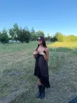 Vestido corto tipo lencero de seda color blanco, con detalles de encaje negro en el escote en V y en el ruedo asimétrico. Presenta breteles finos ajustables y una caída fluida.