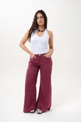 Pantalón de lino color magenta, de corte wide leg, tiro alto y diseño fluido.