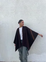 Ruana marrón con detalle de una franja horizontal color camel en la manga.