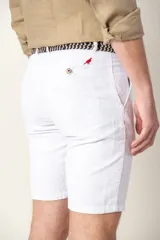 Bermuda de corte clásico confeccionada en una mezcla de ramio y algodón, con cierre frontal de botón y bolsillos laterales.