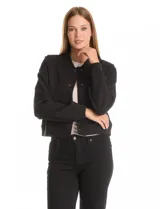 Campera tipo bomber color negro, con cuello a la base, cierre frontal con botones y bolsillos delanteros. Presenta puños y ruedo acanalados.