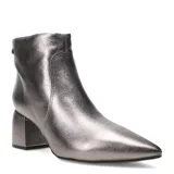 Botas de caña corta Bottero, confeccionadas en cuero metalizado color plateado, con punta fina y taco cuadrado bajo.