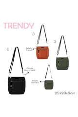 Bandolera negra con textura granulada, un bolsillo frontal con cierre de cremallera y un tirador de cremallera con la palabra "TRENDY" en relieve. Tiene una correa ajustable y extraíble.
