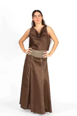 Top sin mangas confeccionado en tela tipo shantung color marrón, con diseño de cuello buche y corte holgado.