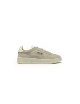 Championes urbanos Autry modelo Dallas Low, confeccionados en gamuza color beige con suela de goma al tono. Presentan cordones al tono, perforaciones laterales para ventilación y el logo de la marca con la bandera estadounidense en el lateral.