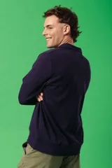 Buzo azul marino de friza con cuello polo y cierre parcial con cremallera.