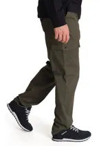 Pantalon cargo de corte recto color verde militar, con bolsillos laterales tipo sobre con solapa y bolsillos traseros de parche. Cuenta con cierre de cremallera y botón.