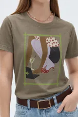 Remera de algodón de manga corta, color blanco, con cuello redondo y estampado frontal ilustrado con una mujer de perfil.