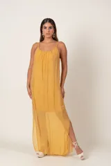 Vestido largo color mostaza, de seda italiana, con breteles finos regulables y tajos laterales.