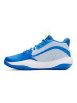 Championes de básquetbol Under Armour Lockdown 7, con diseño en tonos azul, gris y detalles en verde lima. Presentan parte superior de malla transpirable con superposiciones de cuero sintético, entresuela de EVA para una pisada ligera y suela de caucho con patrón de tracción en espiga.