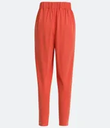 Pantalón jogger color naranja, con cintura elástica, hebilla y bolsillos laterales.
