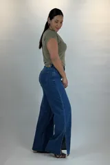 Jeans wide leg tiro medio de color azul, con costuras frontales marcadas a lo largo de las piernas y pequeños tajos en los dobladillos laterales.