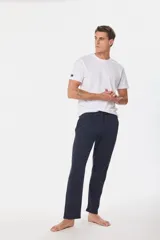 Pantalón de felpa azul con cintura ajustable con cordón.