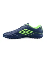 Championes de fútbol Umbro modelo Classico III TF, diseñados para césped sintético. Presentan un diseño en color blanco con detalles en verde neón en el logo lateral, interior y suela.