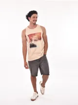 Musculosa blanca con estampado de una tabla de surf en la playa.