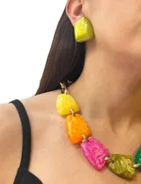 Aros cortos con forma geométrica irregular, hechos de resina brillante color verde lima, con ajuste de clip en acero hipoalergénico.