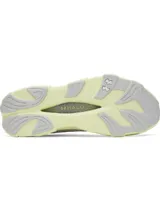Championes Under Armour Halo Racer, color blanco con detalles en gris y amarillo neón. Cuentan con tecnología HOVR+ para mayor amortiguación y una geometría de balancín para impulsar el movimiento.