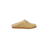 Zuecos Gucci de gamuza color beige con monograma estampado, forro interno de corderito sintético, detalle de herraje metálico y suela plana marrón.