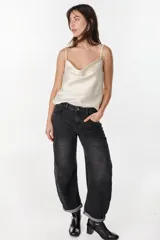 Blusa de satén color negro con escote drapeado y tirantes finos.