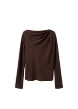 Blusa de manga larga en color marrón chocolate, con escote tipo bote drapeado y corte holgado.