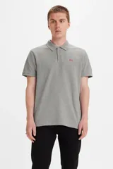 Remera polo Levi's color gris melange, de manga corta, con cuello y tapeta de tres botones. Incluye el logo de la marca en rojo en el pecho.