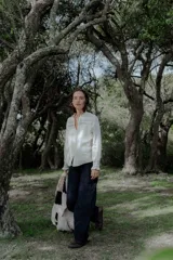 Camisa blanca de 100% algodón con cuello mao, escote en V y detalles de bordado en la parte frontal y puños.