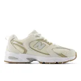 Championes New Balance 530 color crema con detalles en beige y plateado.