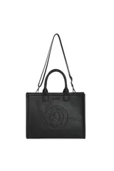 Cartera tipo tote bag de color negro, con diseño estructurado, doble asa de mano y correa larga ajustable y desmontable. Cuenta con un círculo grabado en relieve en la parte frontal con inscripciones circulares.