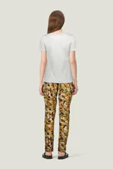 Pantalón babucha con estampado abstracto en tonos ocre, verde, marrón y negro.