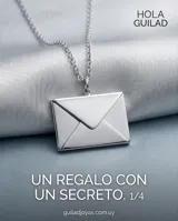 Collar de cadena fina de acero con dije colgante en forma de sobre de carta, con diseño minimalista y cierre de mosquetón.