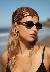 Lentes de sol Astra con armazón ovalado y negro, diseño clásico y atemporal con protección UV400.