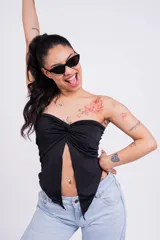 Top strapless blanco con nudo central y corte irregular.