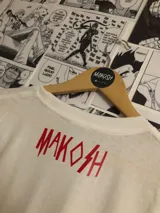 Remera blanca con estampado de Vegeta, personaje de Dragon Ball Z, con la palabra "insecto" en rojo.