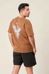 Bermuda deportiva gris oscuro de nylon, de corte suelto, con cintura elástica y cordón de ajuste. Cuenta con detalles de líneas en los costados y bolsillos con cierre.